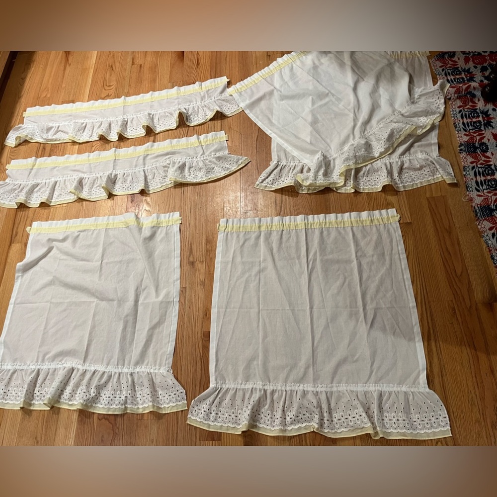 Vintage white ruffled eyelet curtains w pale yellow trim - Picture 7 of 16